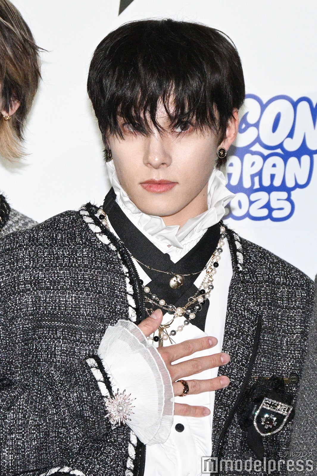 黒髪にイメチェンした川西拓実（C）モデルプレス