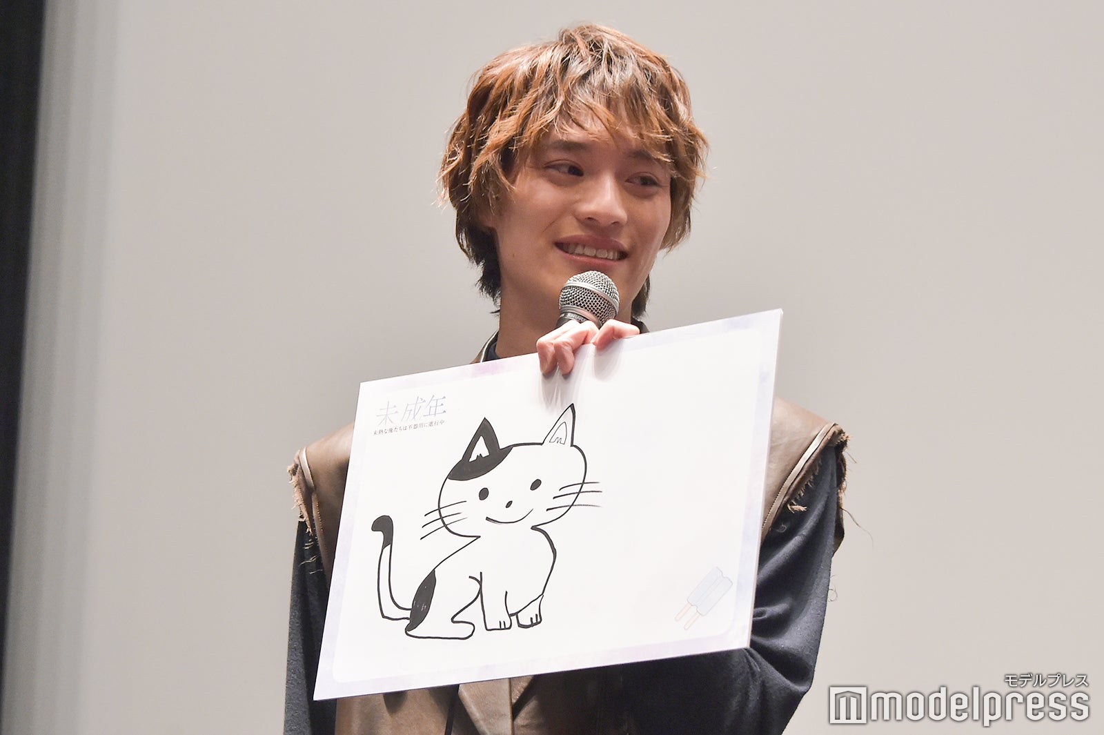 思いの外褒められて喜ぶ上村謙信（C）モデルプレス