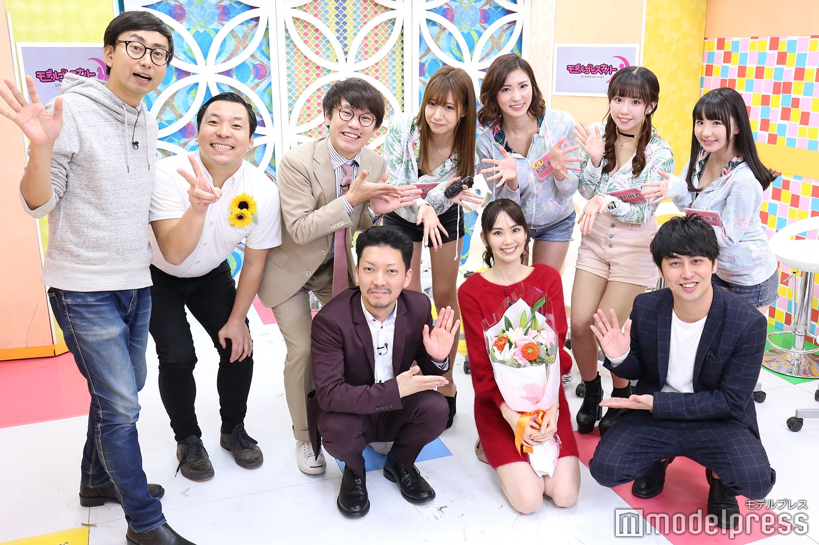 （前列左から）嶋佐和也、妹田佳奈子、屋敷裕政（後列左から）おいでやす小田、田渕章裕、木村亮介、星島沙也加、松嶋えいみ、日野麻衣、相良朱音 （C）モデルプレス