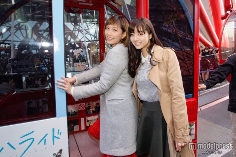 （左より）本田翼、新川優愛