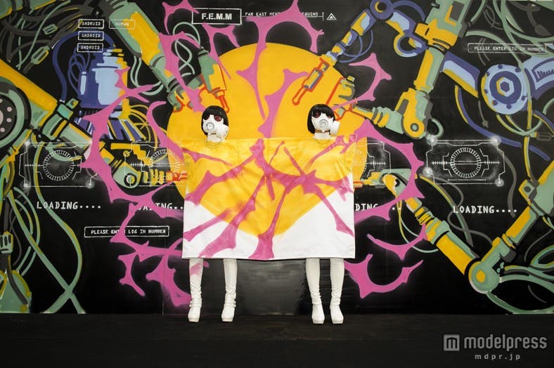 巨大壁画を新宿のど真ん中で披露したFEMM