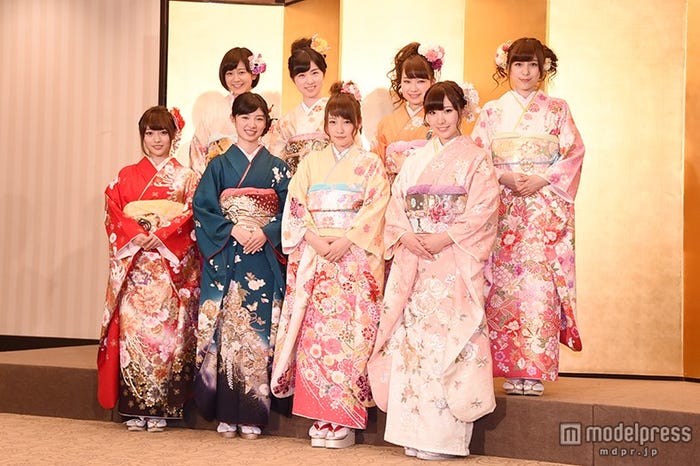 AKB48(前列左から)小谷里歩、武藤十夢、川栄李奈、岩佐美咲(後列左から)太田奈緒、岩立沙穂、小笠原茉由、小嶋菜月