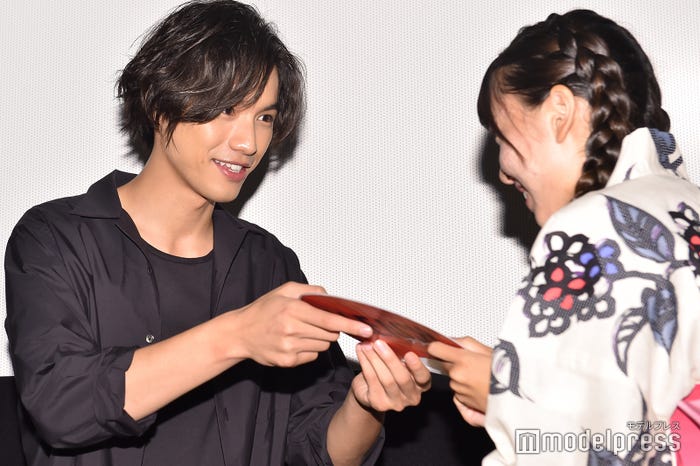 女子高生一人ひとりにうちわを手渡し(C)モデルプレス