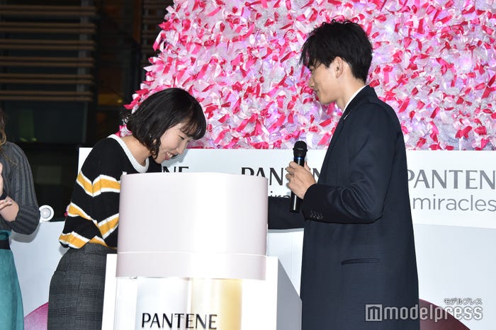 ファンと交流する町田啓太(C)モデルプレス