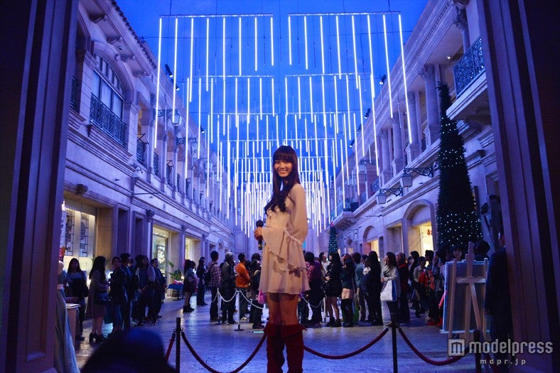 輝くイルミネーションに感動の眼差しを向けた新川優愛