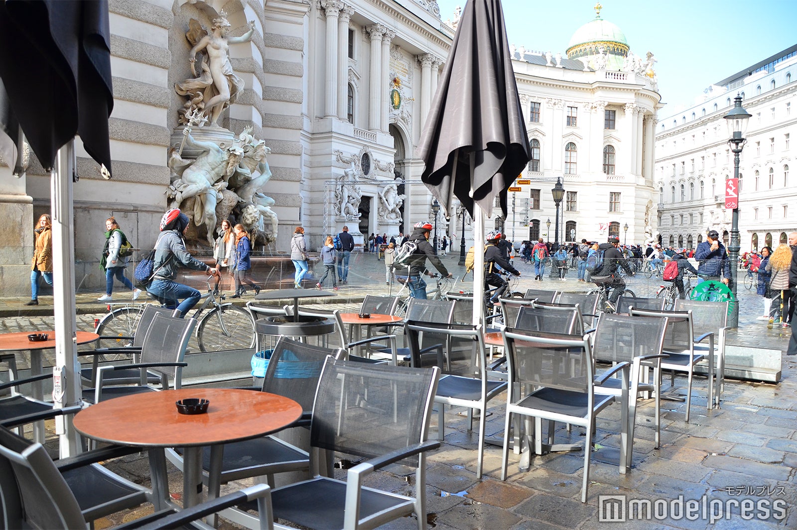 ホーフブルク宮殿が目の前のスターバックス（C）モデルプレス