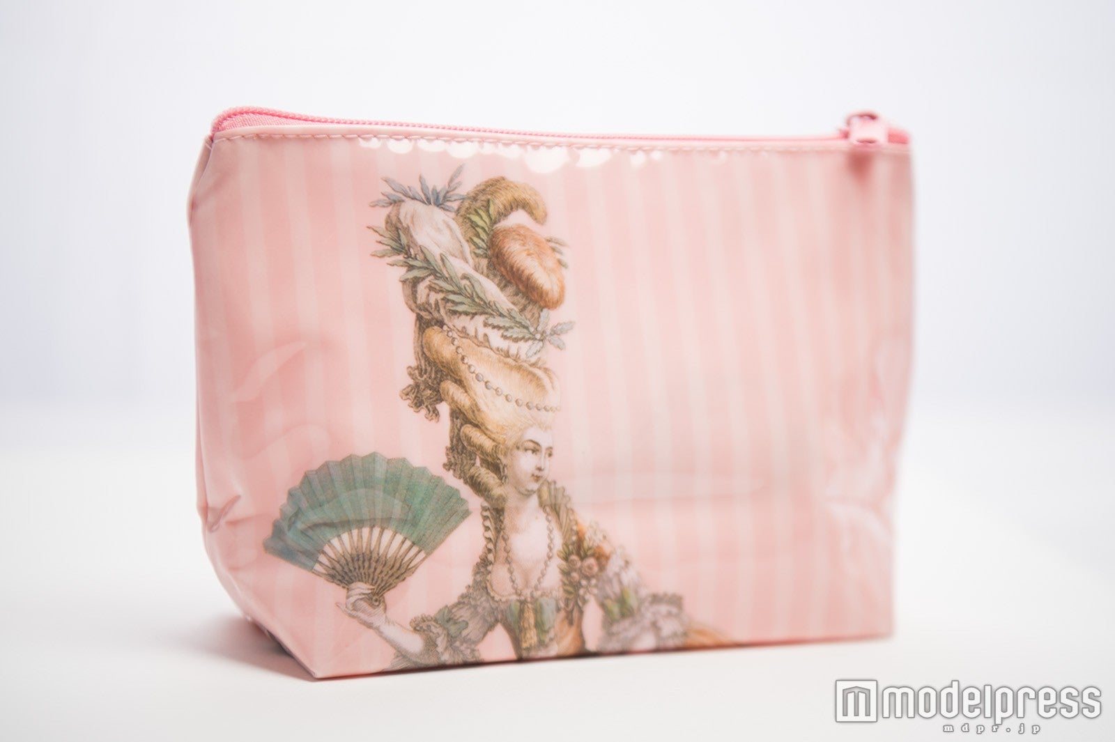 山中アナのポーチ（C）モデルプレス