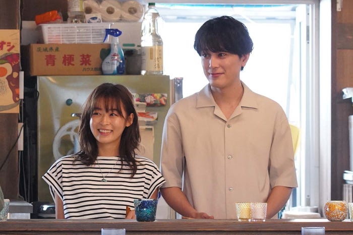 森七菜、間宮祥太朗「真夏のシンデレラ」第8話より(C)フジテレビ