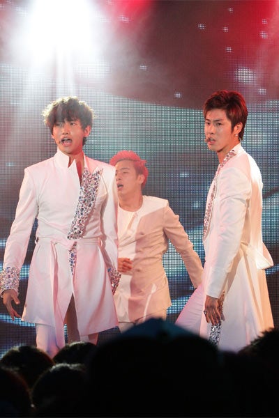 東方神起、新感覚ライブで200名のファンを魅了　AKB48らと共演