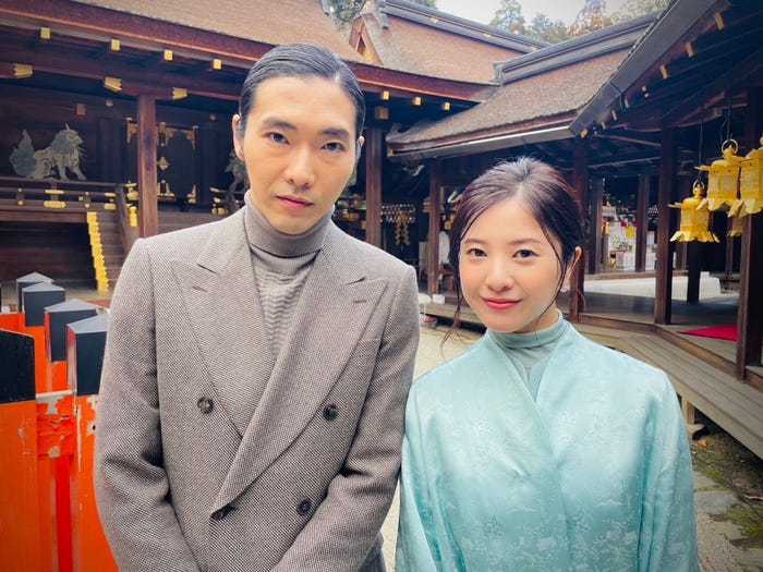 柄本佑、吉高由里子(C)NHK
