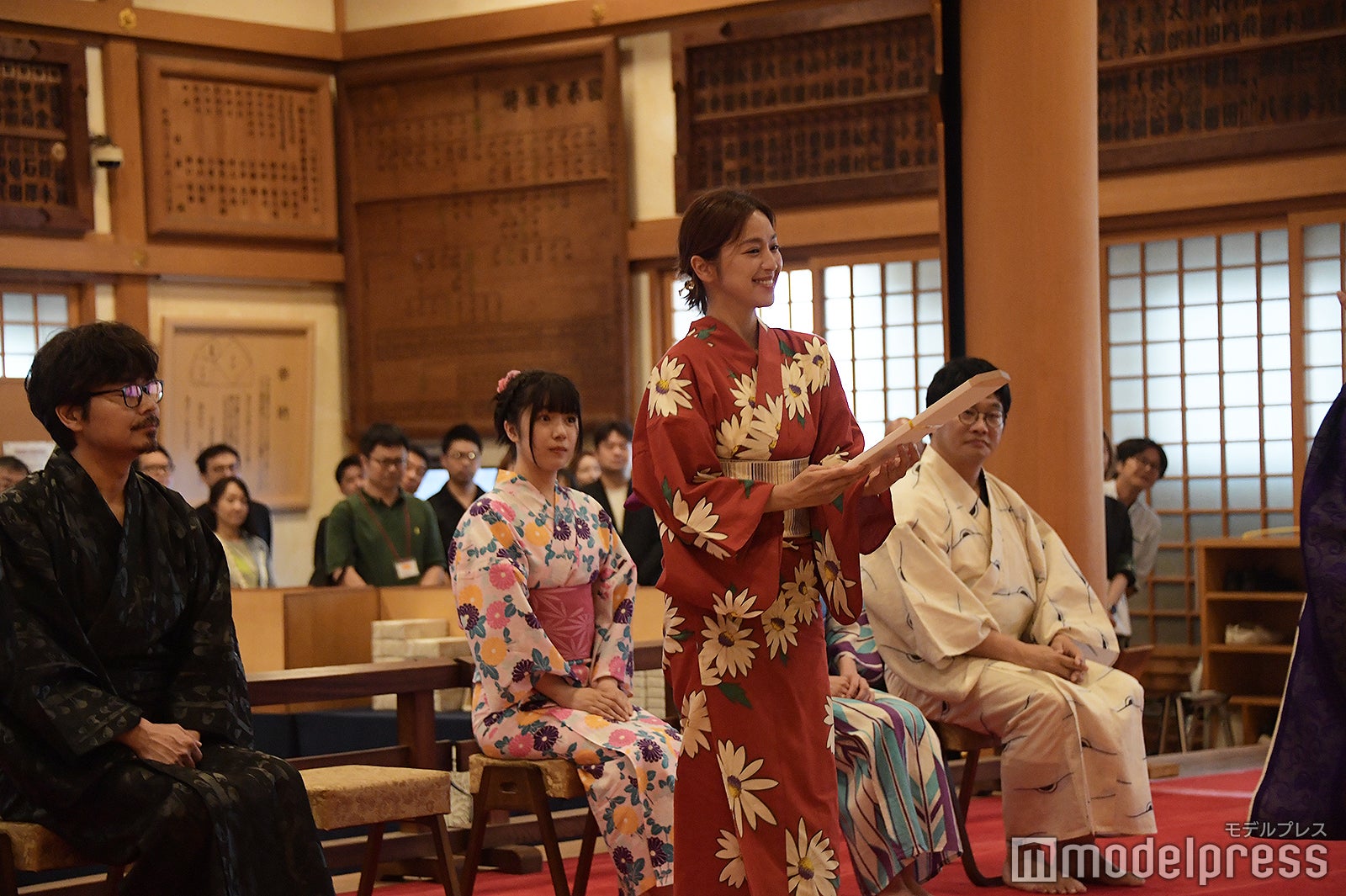 ヒット祈願をした中村アンら（C）モデルプレス