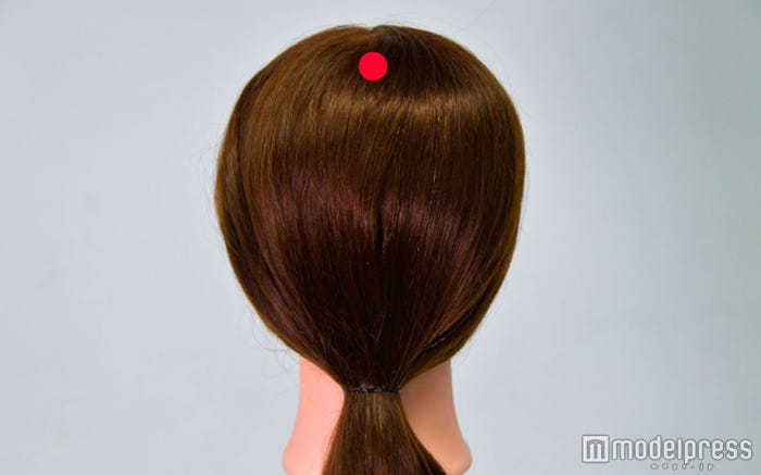 手の平を押し当てた時の真ん中の指先(C)モデルプレス