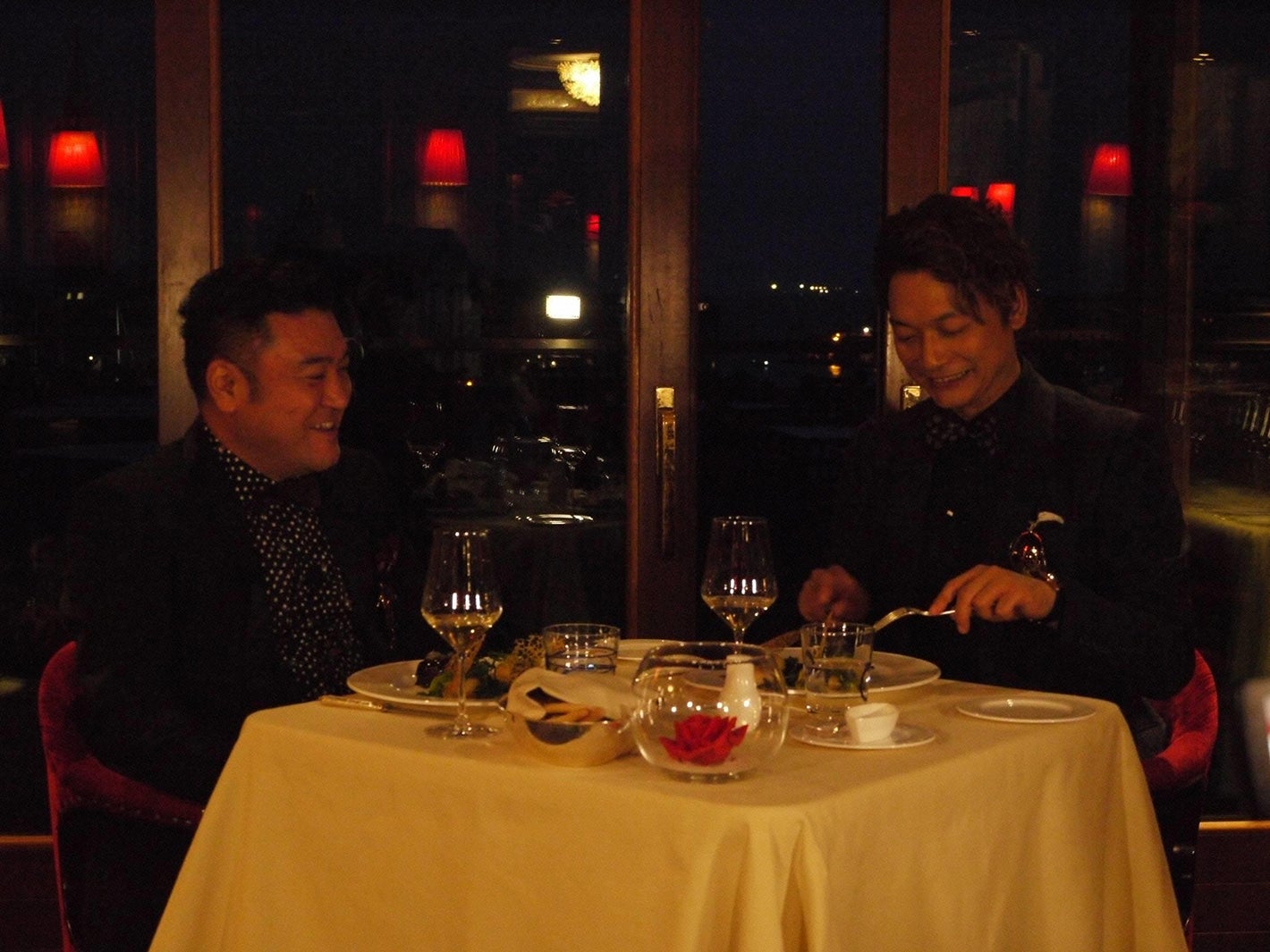 山崎弘也、香取慎吾（C）フジテレビ