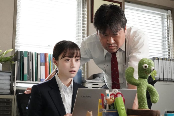 (左から)橋本環奈、佐藤二朗「トクメイ!警視庁特別会計係」第6話(C)カンテレ