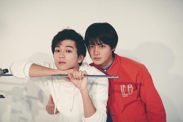 (左から)新田真剣佑、野村周平(写真提供:講談社)