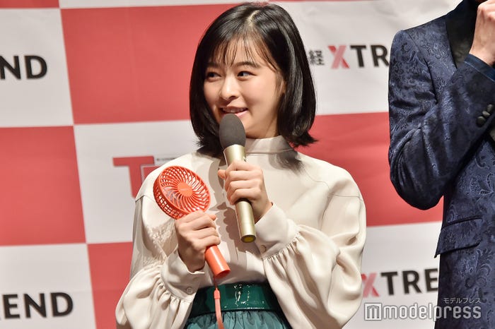 ハンディーファンを手に笑顔の森七菜(C)モデルプレス
