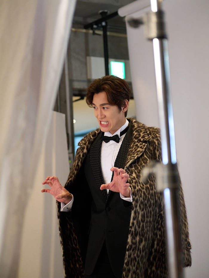 不思議なポーズで撮影に臨む青柳塁斗/モデルプレス独占カット(提供写真)