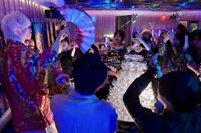 兼近大樹ら「ホスト相続しちゃいました」第2話より(C)カンテレ