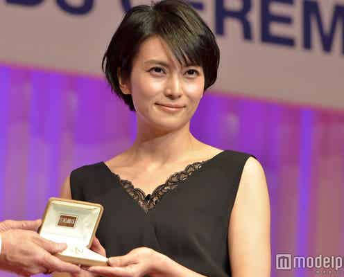 柴咲コウ、ブラックドレスで“色気”醸す ジュエリーに「感激」
