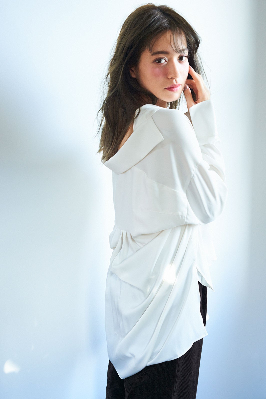 ブラウス￥19,000／AULA（ドラスティック）、ワイドパンツ￥6,500／JEANASIS（アダストリア）（C）TOPLOG