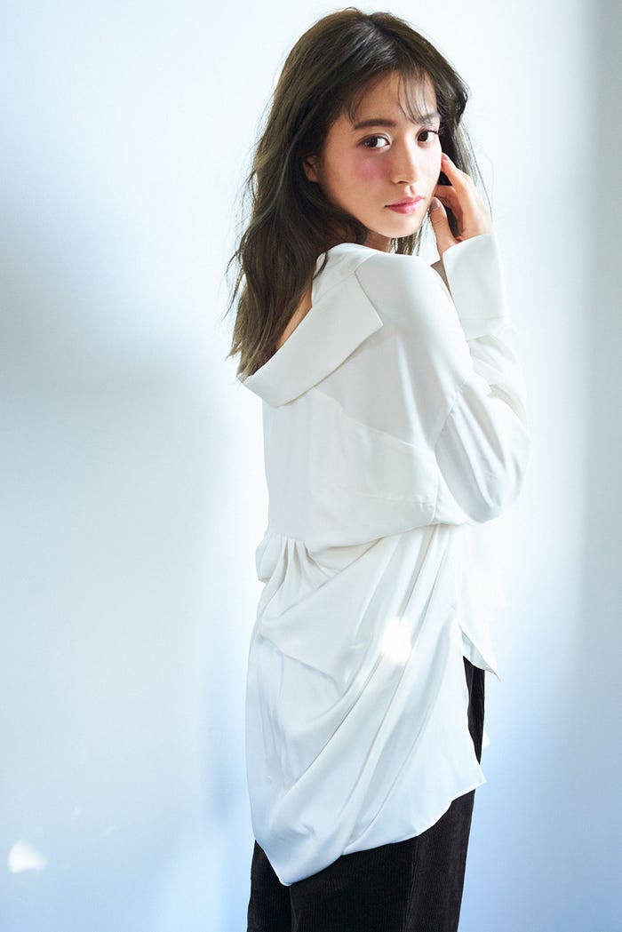ブラウス¥19,000/AULA(ドラスティック)、ワイドパンツ¥6,500/JEANASIS(アダストリア)(C)TOPLOG