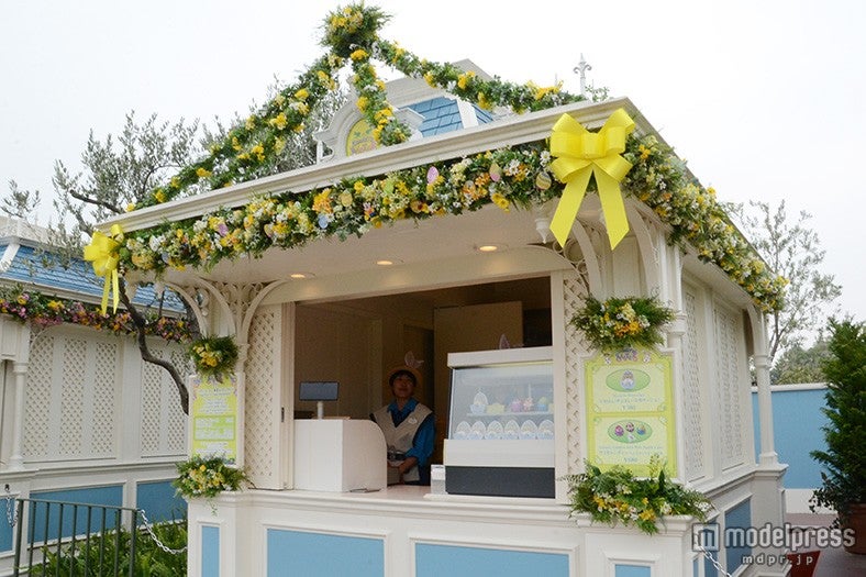 マカロンやミニスナックケース付きのスウィーツを販売するフードワゴン（ディズニーランド）