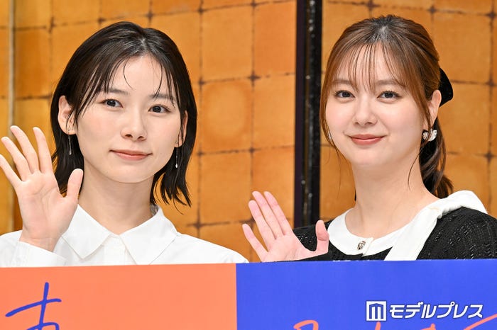 朝日奈央、新川優愛(C)モデルプレス