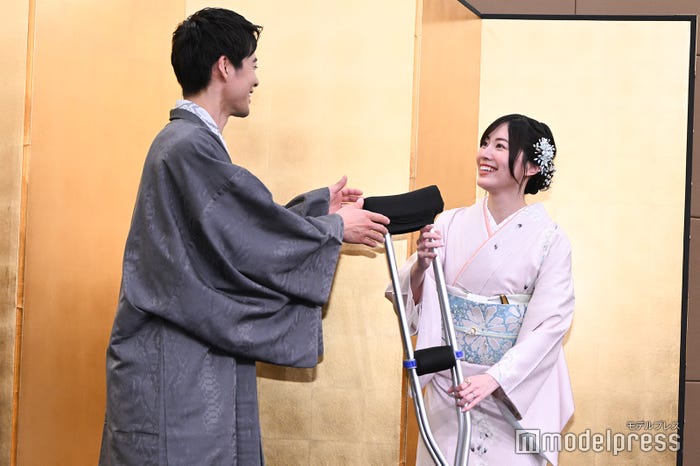 松葉杖の辻本達規を手伝う松井珠理奈(C)モデルプレス