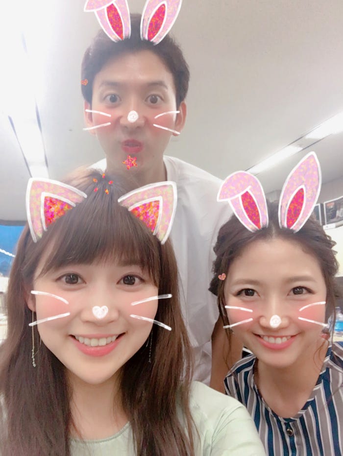 滅多にアナウンス室で同時にいられませんが、見つけると、3人自然と集まってわいわい語り合っています!(提供写真)