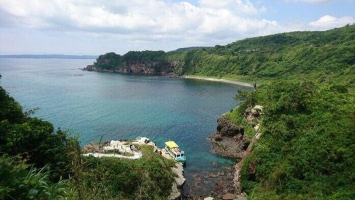 能登金剛遊覧船乗り場と周辺の風景。乗り場へは駐車場/バス停から海面近くまで階段を下りていきます(2019年7月撮影)