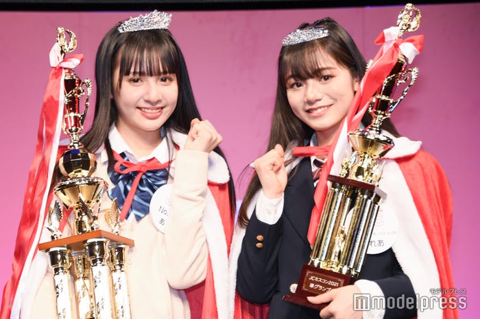 「JCミスコン2021」グランプリ・あすかさん。準グランプリ・くれあさん(C)モデルプレス