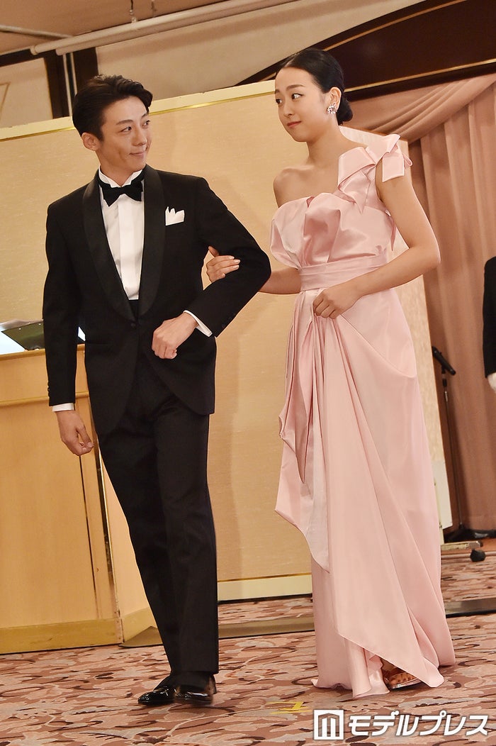 浅田真央 胸元 背中大胆ドレスで登場 高橋一生が感動 おきれい モデルプレス