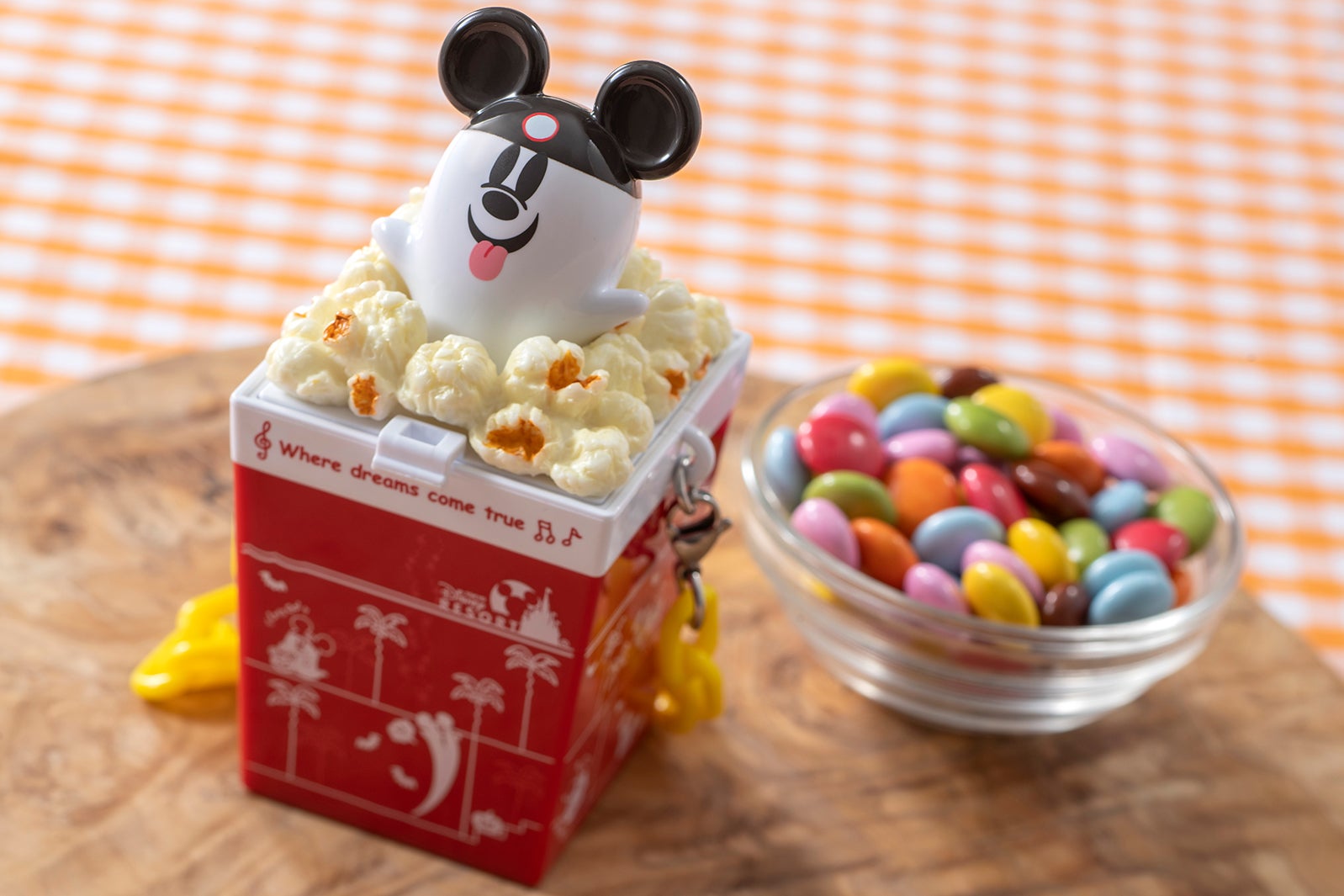 カラフルチョコレート、ミニスナックケース付き¥950（C）Disney