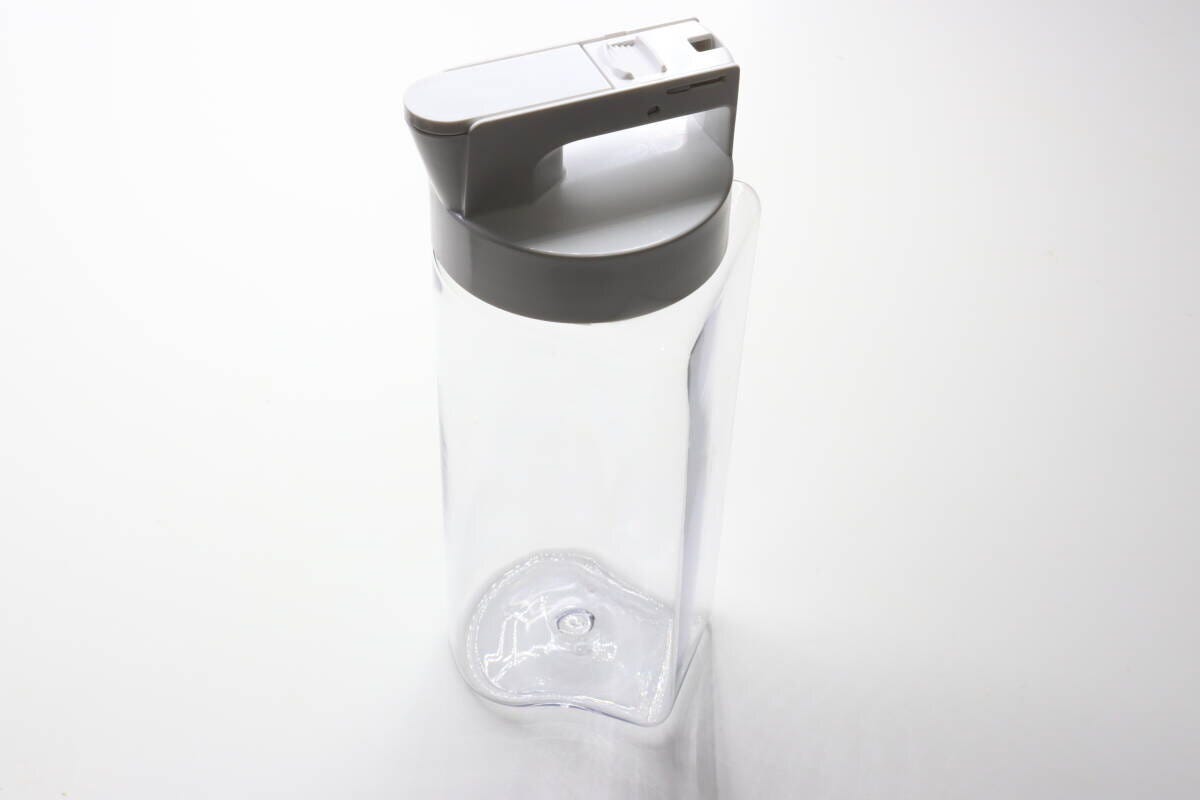 横置きできるワンタッチ冷水筒