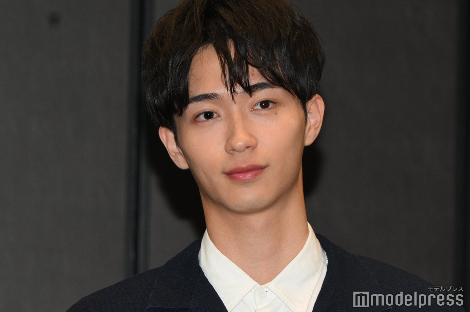 山口紗弥加の写真を検索して自身を洗脳している野村康太（C）モデルプレス