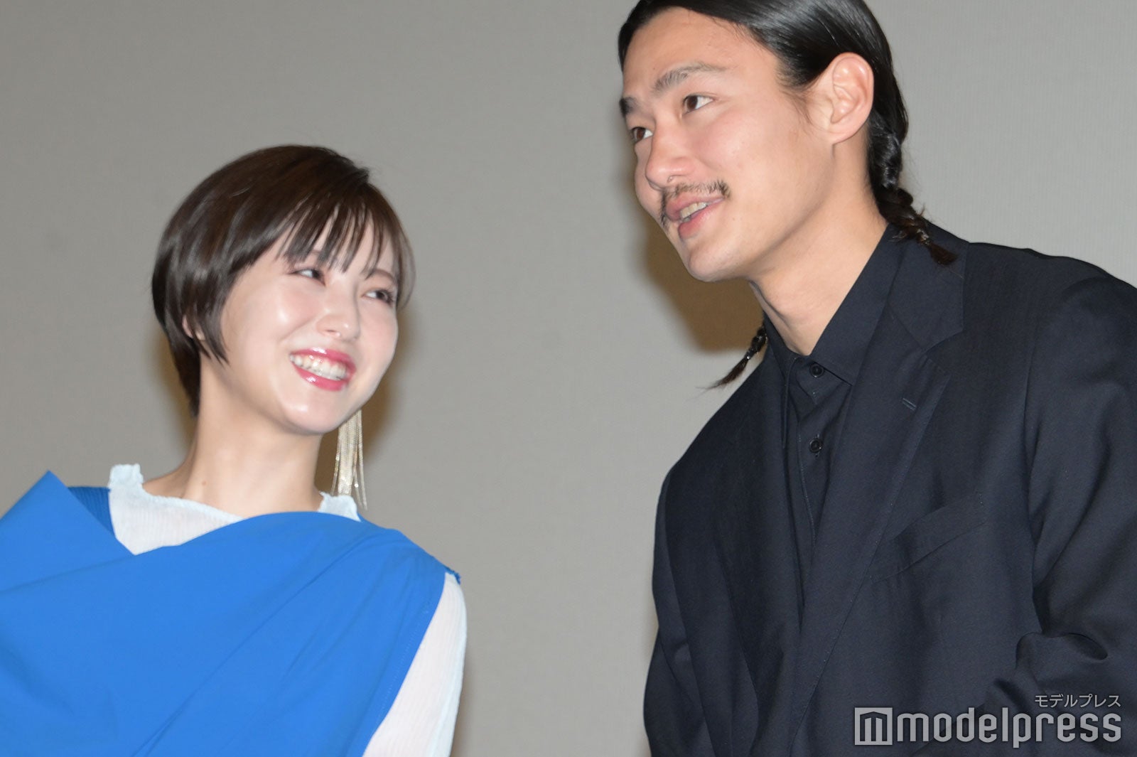 談笑する浜辺美波、野村周平（C）モデルプレス