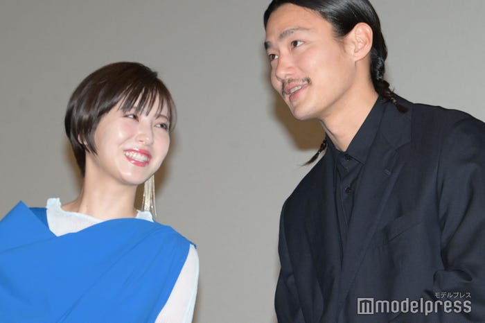 談笑する浜辺美波、野村周平(C)モデルプレス