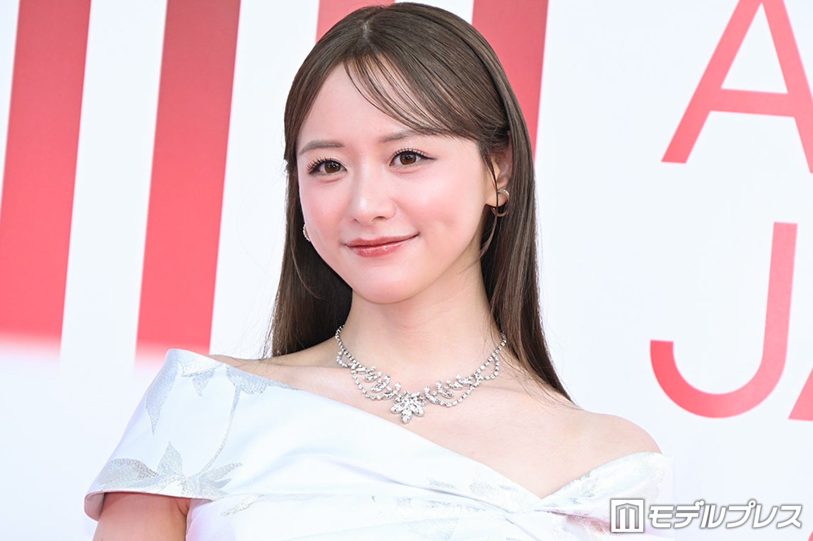 【MAJ2026】森香澄、美デコルテ際立つ純白ワンショルダードレス「Premiere Ceremony」から雰囲気ガラリ