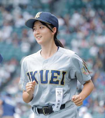 仙台育英 星よつはマネも大喜び！1-0で花咲徳栄を振り切る 得点の六回には両手で大きな丸ポーズも