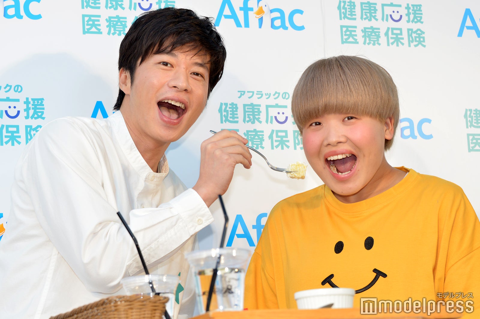 田中圭（左）にパンケーキを“あ～ん”してもらったまひる（右）「圭さんの味がする…」（C）モデルプレス