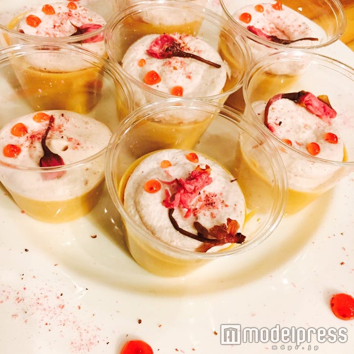 カラメルソースで周りを飾り付けするのも◎/画像提供:柏原歩