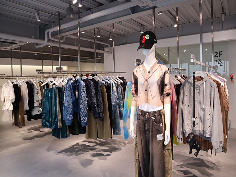 「ステュディオス」ウィメンズ表参道店が移転 内装と品揃えをさらにインバウンド向けに