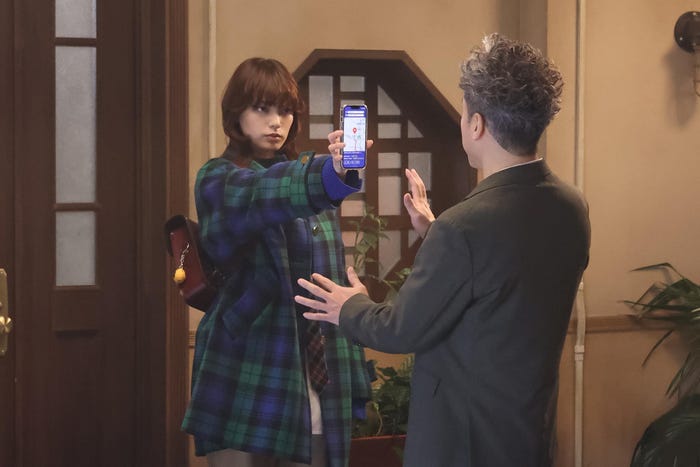 (左から)平手友梨奈、ムロツヨシ「うちの弁護士は手がかかる」第10話より(C)フジテレビ