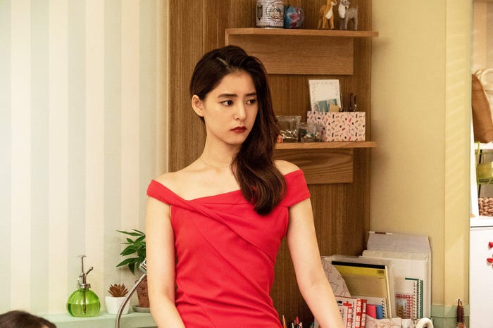 “いい女風ユリカ”の新木優子/「モトカレマニア」より(C)フジテレビ