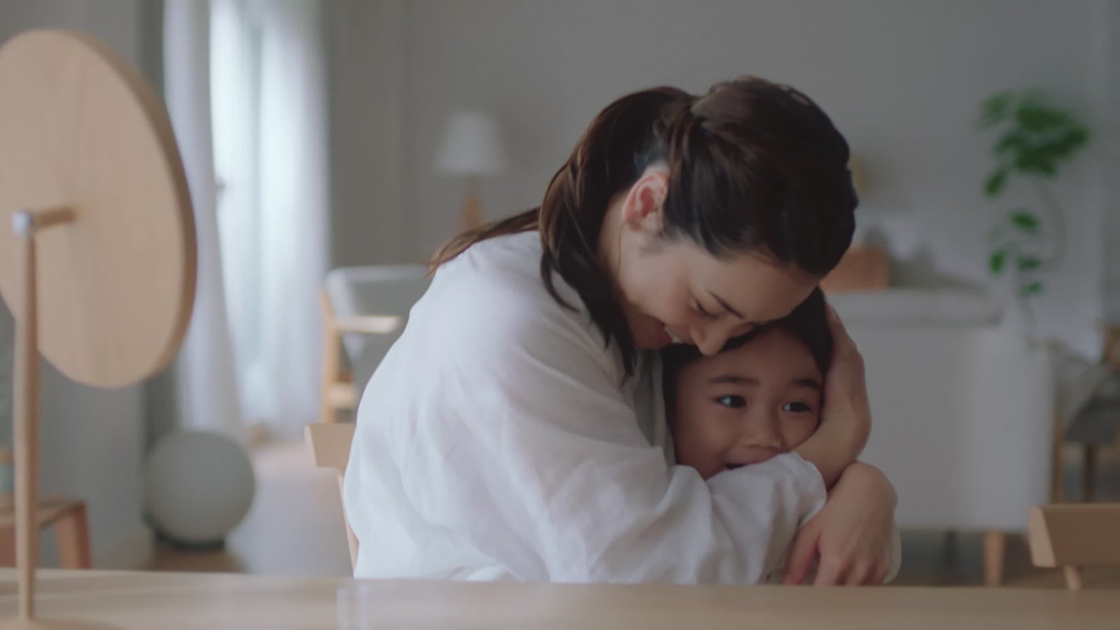 平愛梨＆バンビーノ君／新TVCM『マスク悩み篇』より（提供写真）