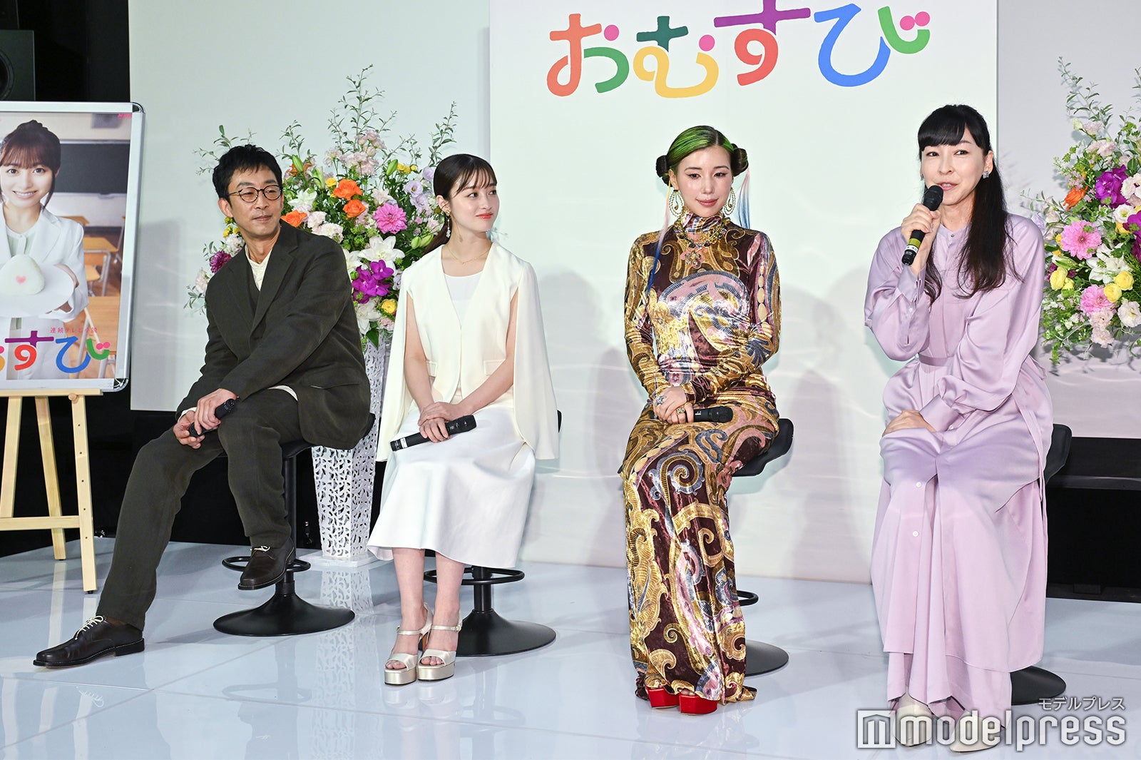 （左から）北村有起哉、橋本環奈、仲里依紗、麻生久美子（C）モデルプレス