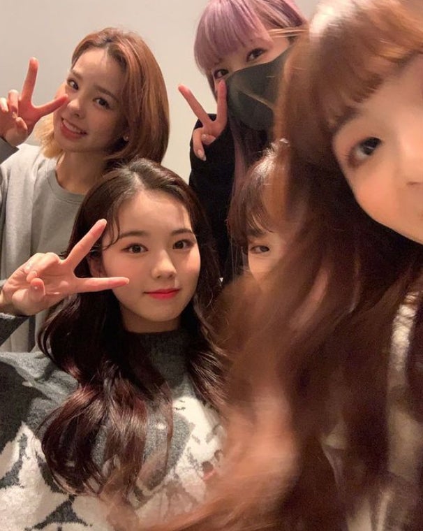 活動再開のNiziUミイヒも“乱入”仲良しショットに「可愛すぎる」と反響