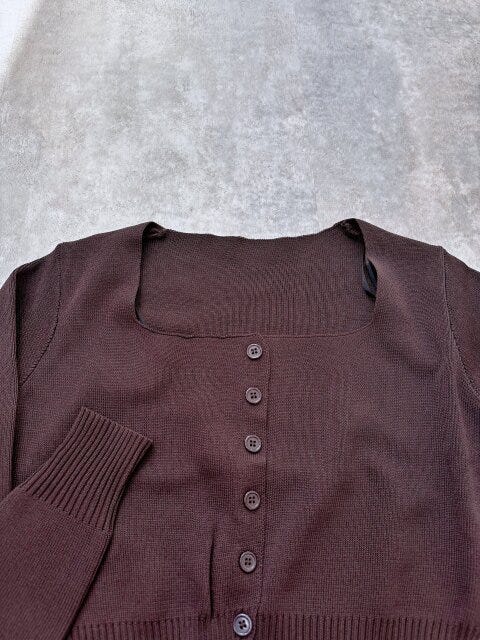 スクエアネックの絶妙な開き具合 スクエアネックの絶妙な開き具合