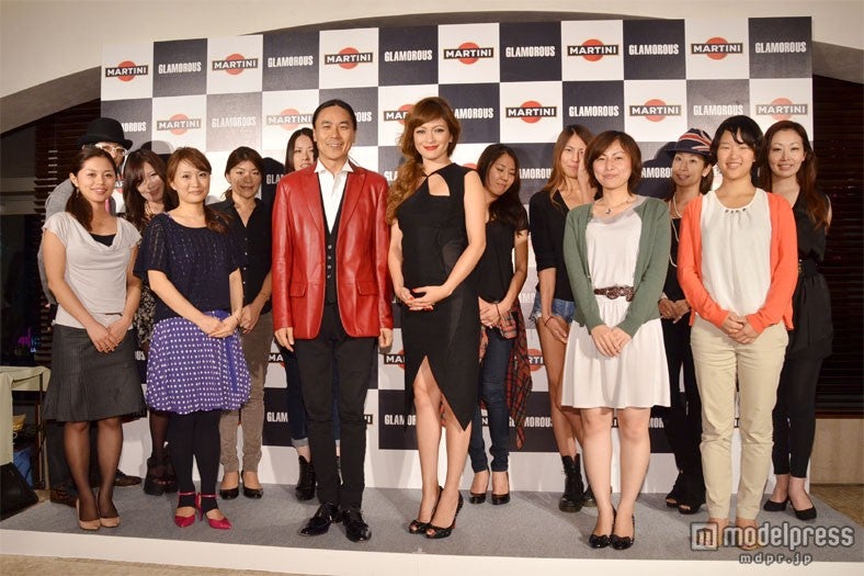 ファンとの記念撮影を行う「GLAMOROUS」藤谷編集長、岩堀せり