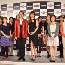 ファンとの記念撮影を行う「GLAMOROUS」藤谷編集長、岩堀せり